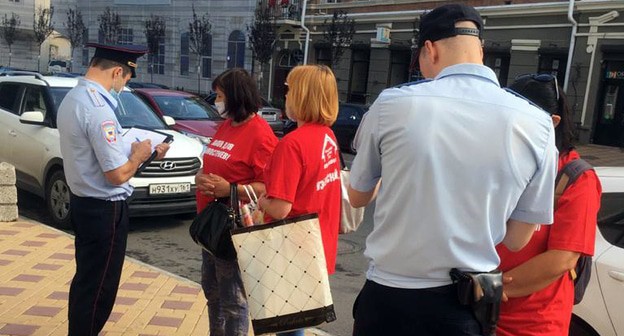 Полицейские вручают ростовских обманутым дольщикам предупреждения. Фото Ирины Власовой для "Кавказского узла"
Полицейские вручают ростовских обманутым дольщикам предупреждения. Фото Ирины Власовой для "Кавказского узла"