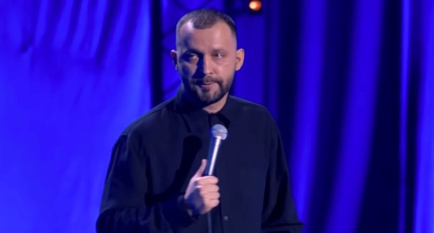 стендап-комик Руслан Белый. Кадр видео канала
Руслан Белый на Youtube https://www.youtube.com/watch?time_continue=435&v=YwsRiTIxCB4&feature=emb_logo стендап-комик Руслан Белый. Кадр видео канала
Руслан Белый на Youtube https://www.youtube.com/watch?time_continue=435&v=YwsRiTIxCB4&feature=emb_logo
