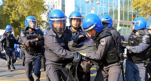 Задержание активиста сотрудниками полиции. Фото Азиза Каримова для "Кавказского узла" Задержание активиста сотрудниками полиции. Фото Азиза Каримова для "Кавказского узла"