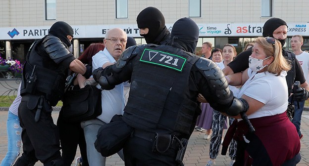Сотрудники полиции задерживают человека во время акции протеста. Минск, 10 августа 2020 г. Фото: REUTERS/Vasily Fedosenko Сотрудники полиции задерживают человека во время акции протеста. Минск, 10 августа 2020 г. Фото: REUTERS/Vasily Fedosenko