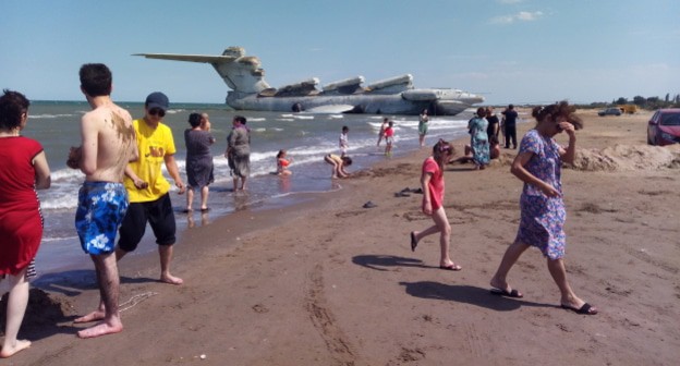 Жители Дагестана пришли познакомиться с ракетопланом "Лунь". Фото Мурада Мурадова для "Кавказского узла". Жители Дагестана пришли познакомиться с ракетопланом "Лунь". Фото Мурада Мурадова для "Кавказского узла".