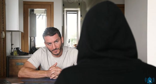 Карен Шаинян разговаривает с девушкой, подвергшейся преследованию в Чечне за сексуальную ориентацию. Кадр фильма Карена Шаиняна "Чеченская война с ЛГБТ" https://www.youtube.com/watch?v=tCYTKvzrUug Карен Шаинян разговаривает с девушкой, подвергшейся преследованию в Чечне за сексуальную ориентацию. Кадр фильма Карена Шаиняна "Чеченская война с ЛГБТ" https://www.youtube.com/watch?v=tCYTKvzrUug