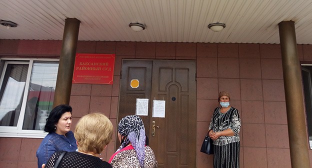 Родственники Рамазана Молова возле здания суда. Фото Людмилы Маратовой для "Кавказского узла" Родственники Рамазана Молова возле здания суда. Фото Людмилы Маратовой для "Кавказского узла"