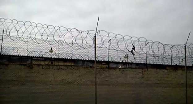 Ограждение Гобустанской тюрьмы в Азербайджане. Кадр видео "Кавказского узла" https://www.youtube.com/watch?v=DcpPxihJrMg&feature=emb_logo Ограждение Гобустанской тюрьмы в Азербайджане. Кадр видео "Кавказского узла" https://www.youtube.com/watch?v=DcpPxihJrMg&feature=emb_logo