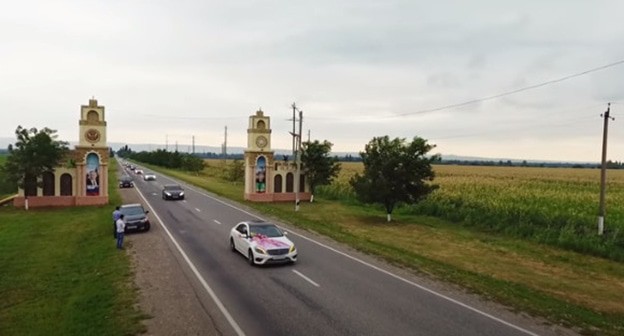 Свадебный кортеж в Чечне. Скриншот видео https://www.youtube.com/watch?v=EU8rWT-FgPQ Свадебный кортеж в Чечне. Скриншот видео https://www.youtube.com/watch?v=EU8rWT-FgPQ