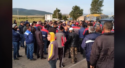 Протестующие против взрывов на руднике перекрыли дорогу на Ереван. 18 августа 2020 г. Стоп-кадр видео https://web.facebook.com/photo/?fbid=2403184299985220&set=pcb.2403184549985195