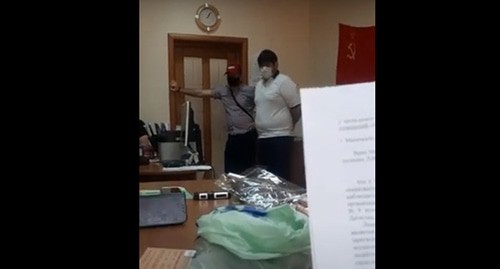 Обыск в офисе  "Исполкома ДАССР" 17.08.20. Кадр видео 
gazetachernovik https://www.youtube.com/watch?v=7hlHHVrwe3o