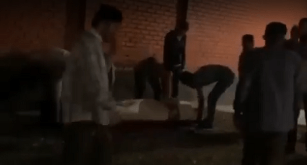 Похороны Мадины Умаевой. Кадр видео "Новой газеты".
https://youtu.be/gq99XoSAZgk Похороны Мадины Умаевой. Кадр видео "Новой газеты".
https://youtu.be/gq99XoSAZgk