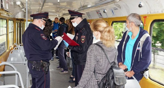 Полицейские выписывают штраф в общественном транспорте. Фото пресс-службы МУП КТТУ https://www.yuga.ru/news/450800/ Полицейские выписывают штраф в общественном транспорте. Фото пресс-службы МУП КТТУ https://www.yuga.ru/news/450800/