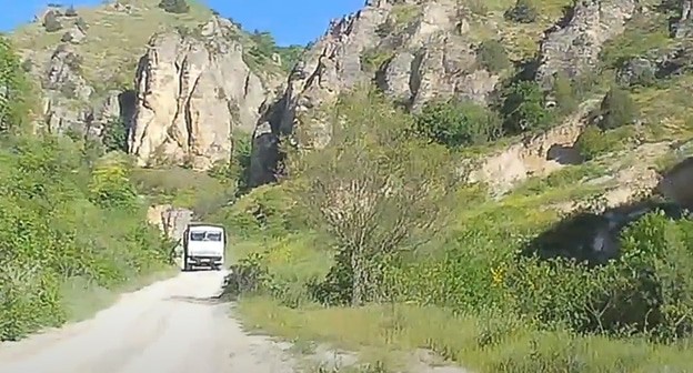 Грузовой автомобиль в Талгинском ущелье. Кадр видео https://www.youtube.com/watch?time_continue=65&v=QpkLKtVpS5E&feature=emb_logo Грузовой автомобиль в Талгинском ущелье. Кадр видео https://www.youtube.com/watch?time_continue=65&v=QpkLKtVpS5E&feature=emb_logo