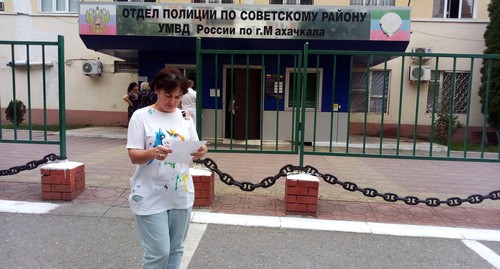 Елена Барзукаева у здания отдела полиции по Советскому району Махачкалы. 21 августа 2020 год. Фото Расула Магомедова для "Кавказского узла"
Елена Барзукаева у здания отдела полиции по Советскому району Махачкалы. 21 августа 2020 год. Фото Расула Магомедова для "Кавказского узла"
