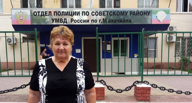 Шаганаз Рабаданова у здания отдела полиции по Советскому району Махачкалы. 21 августа 2020 года. Фото Расула Магомедова для "Кавказского узла" Шаганаз Рабаданова у здания отдела полиции по Советскому району Махачкалы. 21 августа 2020 года. Фото Расула Магомедова для "Кавказского узла"