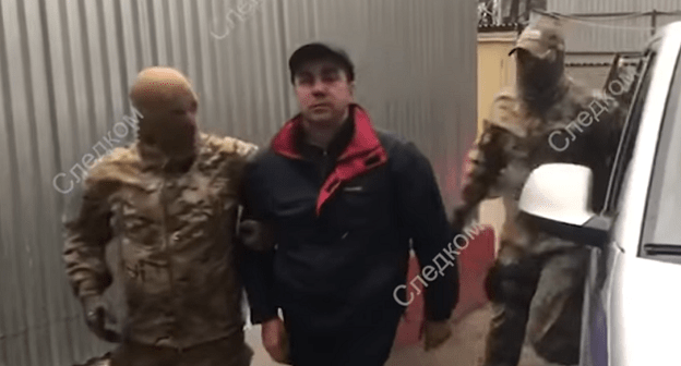 Задержание Магомеда Джелилова. Кадр видео СКР https://www.youtube.com/watch?v=T127OWjKrPg Задержание Магомеда Джелилова. Кадр видео СКР https://www.youtube.com/watch?v=T127OWjKrPg