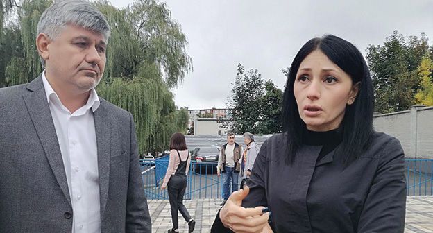 Земфира Цкаева с адвокатом В. Зубенко после очередного заседания. 27 сентября 2019 года. Фото Эммы Марзоевой для "Кавказского узла" Земфира Цкаева с адвокатом В. Зубенко после очередного заседания. 27 сентября 2019 года. Фото Эммы Марзоевой для "Кавказского узла"