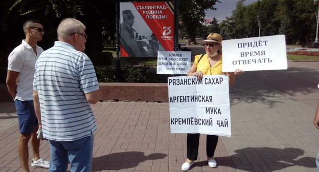 Ольга Карпухнова на пикете в Волгограде 22 августа 2020 года. Фото Вячеслава Ященко для "Кавказского узла" Ольга Карпухнова на пикете в Волгограде 22 августа 2020 года. Фото Вячеслава Ященко для "Кавказского узла"