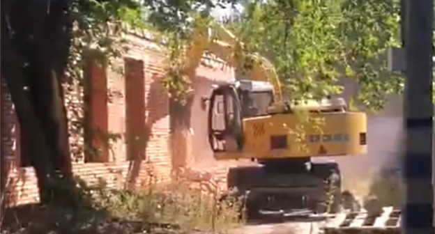 снос мечети в Невинномыске. Фото: скриншот видео канала Алиф ТВ, https://www.youtube.com/watch?time_continue=27&v=UQSjMCKFDr4&feature=emb_logo снос мечети в Невинномыске. Фото: скриншот видео канала Алиф ТВ, https://www.youtube.com/watch?time_continue=27&v=UQSjMCKFDr4&feature=emb_logo