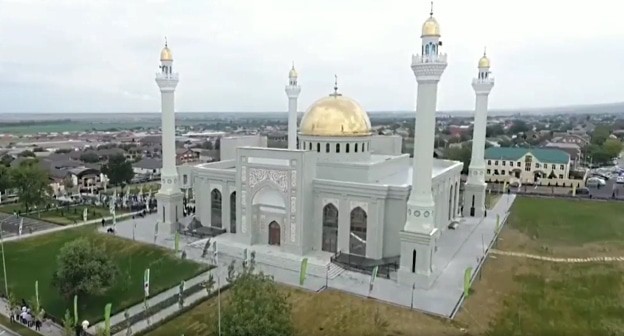 Мечеть в посёлке Ойсхар Гудермесского района. Фото: скриншот видео страницы ДУМ Чечни в инстаграм, https://www.instagram.com/p/CEKayQVK6X2/ Мечеть в посёлке Ойсхар Гудермесского района. Фото: скриншот видео страницы ДУМ Чечни в инстаграм, https://www.instagram.com/p/CEKayQVK6X2/
