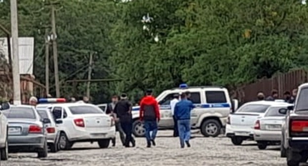 Место проведения спецоперации в селе Троицком 23 августа 2020 года. Фото Умара Йовлоя для "Кавказского узла". Место проведения спецоперации в селе Троицком 23 августа 2020 года. Фото Умара Йовлоя для "Кавказского узла".