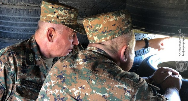 Проверка выполнения задач 5-го соединения N-ской воинской части на боевых позициях Армении. Фото пресс-службы МО Армении Проверка выполнения задач 5-го соединения N-ской воинской части на боевых позициях Армении. Фото пресс-службы МО Армении