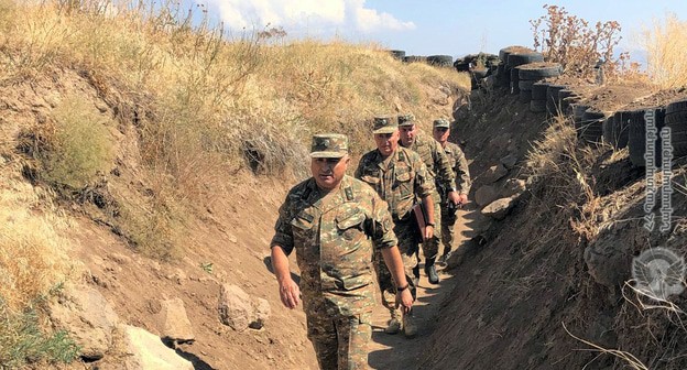 Проверка выполнения задач 5-го соединения N-ской воинской части на боевых позициях Армении. Фото пресс-службы МО Армении Проверка выполнения задач 5-го соединения N-ской воинской части на боевых позициях Армении. Фото пресс-службы МО Армении