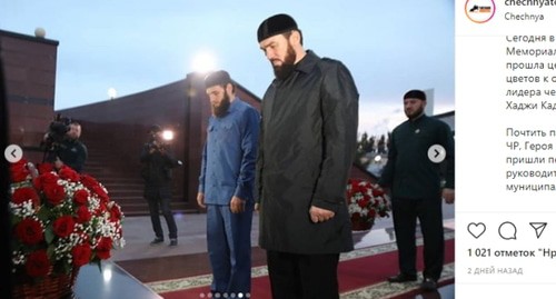Возложение цветов к обелиску Кадырова. Скриншот https://www.instagram.com/p/CEOitPhpjmn/ Возложение цветов к обелиску Кадырова. Скриншот https://www.instagram.com/p/CEOitPhpjmn/