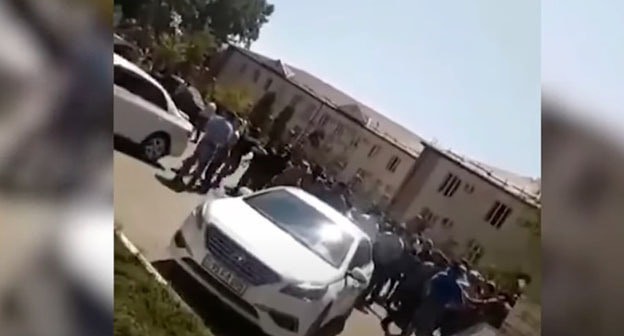На месте конфликта со стрельбой в Сунже. Стоп-кадр видео https://www.youtube.com/watch?v=uXl5c2gKopg На месте конфликта со стрельбой в Сунже. Стоп-кадр видео https://www.youtube.com/watch?v=uXl5c2gKopg