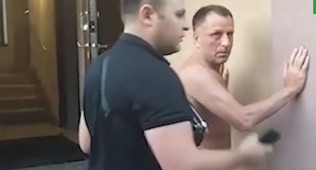 Задержание в Крыму представителя главы Чечни в Ивановской области Ису Эдильсултанова. Кадр видео NTV.ruhttps://www.ntv.ru/novosti/2403740/ Задержание в Крыму представителя главы Чечни в Ивановской области Ису Эдильсултанова. Кадр видео NTV.ruhttps://www.ntv.ru/novosti/2403740/