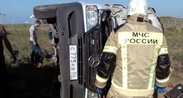 НА месте ДТП с микроавтобусом в Астраханской области. Фото пресс-служба МЧС НА месте ДТП с микроавтобусом в Астраханской области. Фото пресс-служба МЧС