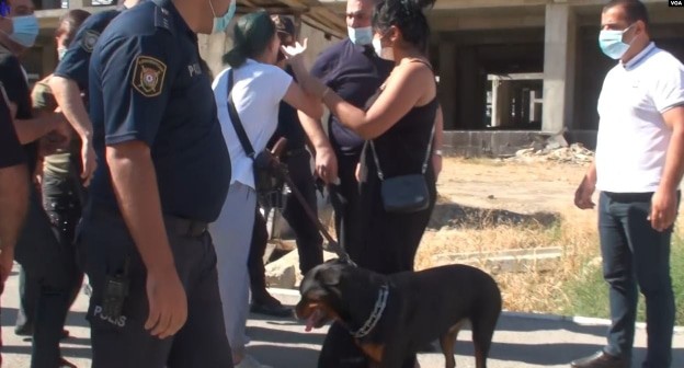 Акция зоозащитников в Баку. Фото: https://www.amerikaninsesi.org/a/heyvan-müdafiəçilərinin-aksiyasının-qarşısı-alınıb-/5560160.html Акция зоозащитников в Баку. Фото: https://www.amerikaninsesi.org/a/heyvan-müdafiəçilərinin-aksiyasının-qarşısı-alınıb-/5560160.html