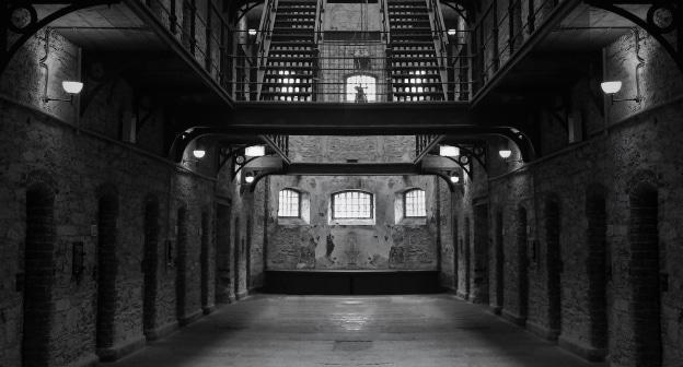 Тюремный коридор. Фото: Tracy Lundgren from Pixabay, https://pixabay.com/photos/prison-jail-dark-creepy-lockup-1331203/ Тюремный коридор. Фото: Tracy Lundgren from Pixabay, https://pixabay.com/photos/prison-jail-dark-creepy-lockup-1331203/