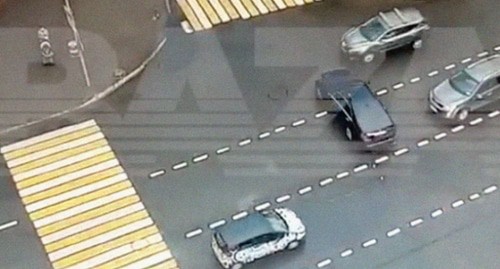 За секунду до столкновения. скриншот видео с камеры налюдения, опубликованного Baza/Telegram.org.
За секунду до столкновения. скриншот видео с камеры налюдения, опубликованного Baza/Telegram.org.