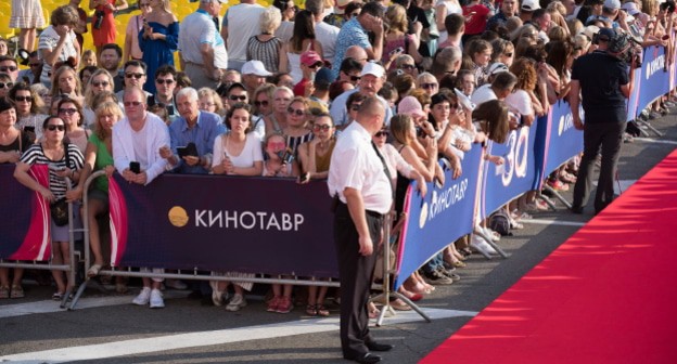 Открытие 30-го фестивалоя "Кинотавр" в Сочи, 2019 год. Фото Екатерины Лызловой, "Юга.ру" Открытие 30-го фестивалоя "Кинотавр" в Сочи, 2019 год. Фото Екатерины Лызловой, "Юга.ру"