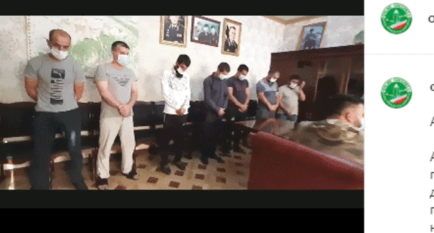 Семь задержанных в Курчалоевском районе мужчин подвергаются порицанию в отделе полиции. Кадр видео канала "Чечня онлайн" в instagram https://www.instagram.com/p/CEgy-T4HfHf/ Семь задержанных в Курчалоевском районе мужчин подвергаются порицанию в отделе полиции. Кадр видео канала "Чечня онлайн" в instagram https://www.instagram.com/p/CEgy-T4HfHf/
