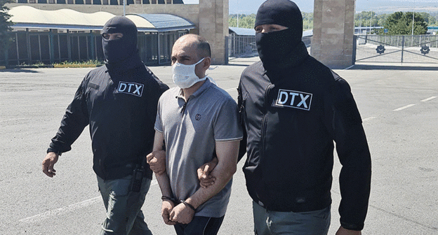 Фалиг Валиев в сопровождении сотрудников Службы госбезопасности Азербайджана. Фото пресс-службы госбезопасности Азербайджана.http://www.dtx.gov.az/news509.php. Фалиг Валиев в сопровождении сотрудников Службы госбезопасности Азербайджана. Фото пресс-службы госбезопасности Азербайджана.http://www.dtx.gov.az/news509.php.