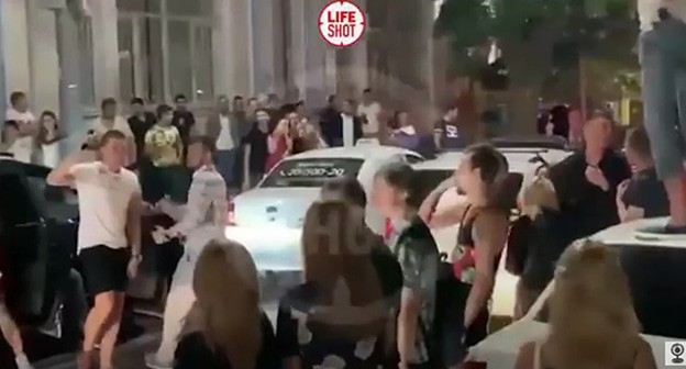 Ночная вечеринка в центре Краснодара. Стоп-кадр видео https://www.youtube.com/watch?v=Czx78rSxdLg Ночная вечеринка в центре Краснодара. Стоп-кадр видео https://www.youtube.com/watch?v=Czx78rSxdLg