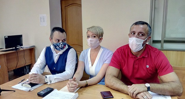 Анастасия Шевченко с адвокатами, 31 августа 2020 года. Фото Константина Волгина для "Кавказского узла"
Анастасия Шевченко с адвокатами, 31 августа 2020 года. Фото Константина Волгина для "Кавказского узла"