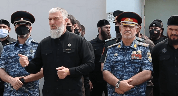 Адам Делимханов отчитывает возвращенных из Москвы молодых людей. Кадр видео "Чечня Сегодня" https://www.youtube.com/watch?v=TzGIjXH4yHg Адам Делимханов отчитывает возвращенных из Москвы молодых людей. Кадр видео "Чечня Сегодня" https://www.youtube.com/watch?v=TzGIjXH4yHg