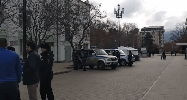 Силовики и активисты после проверки работ по реконструкции площади. Кадр видео "Кавказского узла". Силовики и активисты после проверки работ по реконструкции площади. Кадр видео "Кавказского узла".