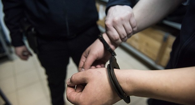 Сотрудник полиции держит за руку задержанного. Фото Елены Синеок, Юга.ру Сотрудник полиции держит за руку задержанного. Фото Елены Синеок, Юга.ру