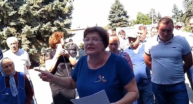 Участники схода в станице Екатериноградской Прохладненского района. Фото Людмилы Маратовой для "Кавказского узла" Участники схода в станице Екатериноградской Прохладненского района. Фото Людмилы Маратовой для "Кавказского узла"