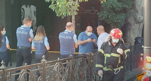 Сотрудники полиции и пожарные на месте взрыва. Стоп-кадр видео https://www.youtube.com/watch?v=OTo-RJJejdc&feature=emb_logo Сотрудники полиции и пожарные на месте взрыва. Стоп-кадр видео https://www.youtube.com/watch?v=OTo-RJJejdc&feature=emb_logo