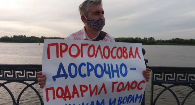 Михаил Долиев на пикете в Астрахани. Фото: Алена Садовская для "Кавказского узла" Михаил Долиев на пикете в Астрахани. Фото: Алена Садовская для "Кавказского узла"