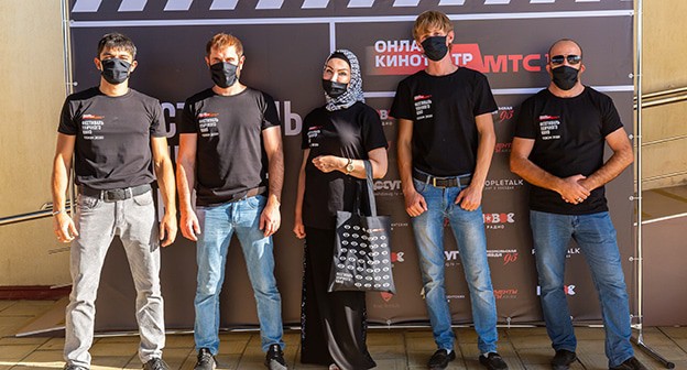 Участники фестиваля уличного кино. Фото Умара Йовлоя для "Кавказского узла" Участники фестиваля уличного кино. Фото Умара Йовлоя для "Кавказского узла"