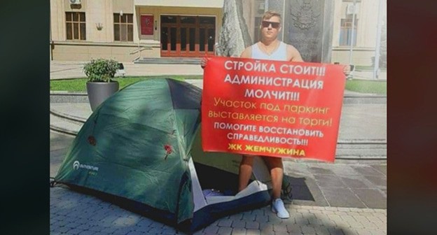 Дольщик краснодарского ЖК "Жемчужина" Владимир Дорофеев в одиночном пикете. Скриншот https://www.facebook.com/photo/?fbid=1626705047508376&set=a.598496720329219 Дольщик краснодарского ЖК "Жемчужина" Владимир Дорофеев в одиночном пикете. Скриншот https://www.facebook.com/photo/?fbid=1626705047508376&set=a.598496720329219