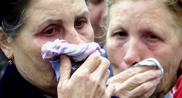 Родственники погибших во время теракта на улице Гурьянова. Фото: REUTERS/Dima Korotayev Родственники погибших во время теракта на улице Гурьянова. Фото: REUTERS/Dima Korotayev