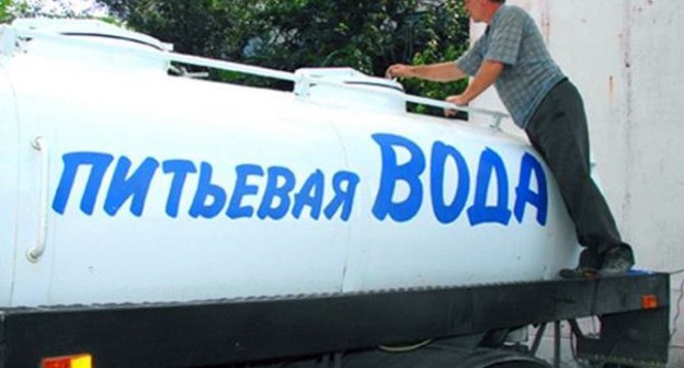 Машина с питьевой водой. Фото: Управление пресс-службы администрации г. Махачкалы Машина с питьевой водой. Фото: Управление пресс-службы администрации г. Махачкалы