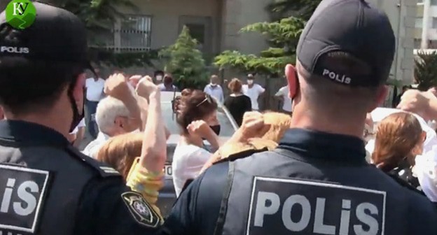 Сотрудники полиции во время акции в защиту Тофига Ягублу. Стоп-кадр видео "Кавказского узла" https://www.youtube.com/watch?v=PM_Qf7UCckg&feature=emb_logo Сотрудники полиции во время акции в защиту Тофига Ягублу. Стоп-кадр видео "Кавказского узла" https://www.youtube.com/watch?v=PM_Qf7UCckg&feature=emb_logo
