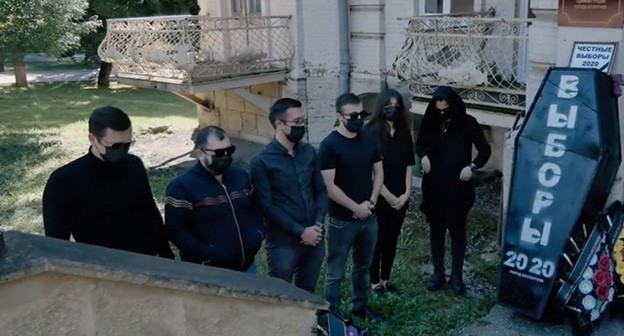 Перформанс у избиркома в Ессентуках. Скриншот видео Гражданский город Ессентуки / YouTube Перформанс у избиркома в Ессентуках. Скриншот видео Гражданский город Ессентуки / YouTube