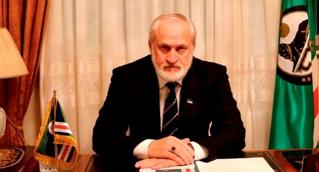 Ахмед Закаев. Кадр видео
Александр RUS https://www.youtube.com/watch?v=6EG7vnz-W20&feature=emb_logo Ахмед Закаев. Кадр видео
Александр RUS https://www.youtube.com/watch?v=6EG7vnz-W20&feature=emb_logo