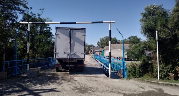 Мост в Троицком. Фото Умара Йовлоя для "Кавказского узла". Мост в Троицком. Фото Умара Йовлоя для "Кавказского узла".